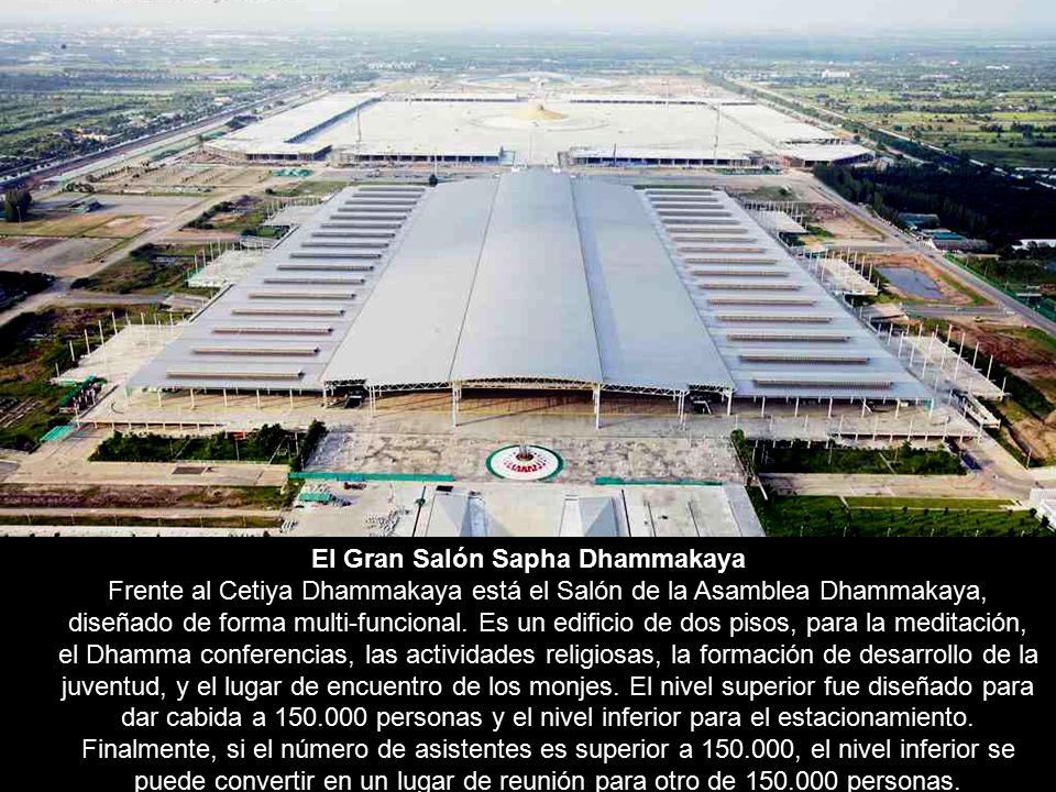 El Gran Salón Sapha Dhammakaya Frente al Cetiya Dhammakaya está el Salón de la Asamblea Dhammakaya, diseñado de forma multi-funcional.