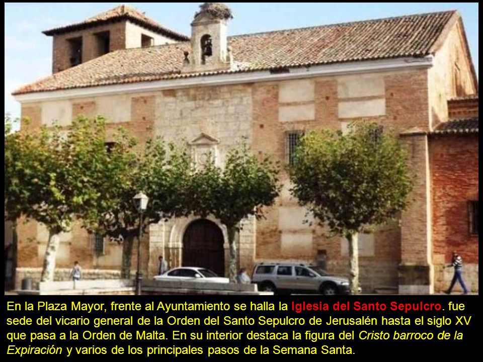 En la Plaza Mayor, frente al Ayuntamiento se halla la Iglesia del Santo Sepulcro.
