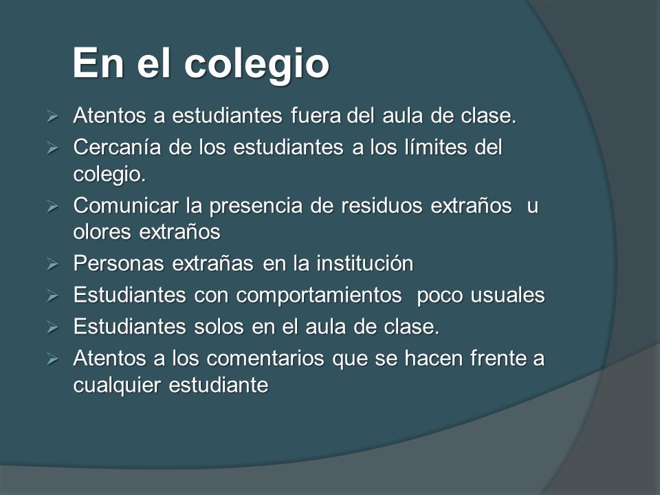 En el colegio Atentos a estudiantes fuera del aula de clase.