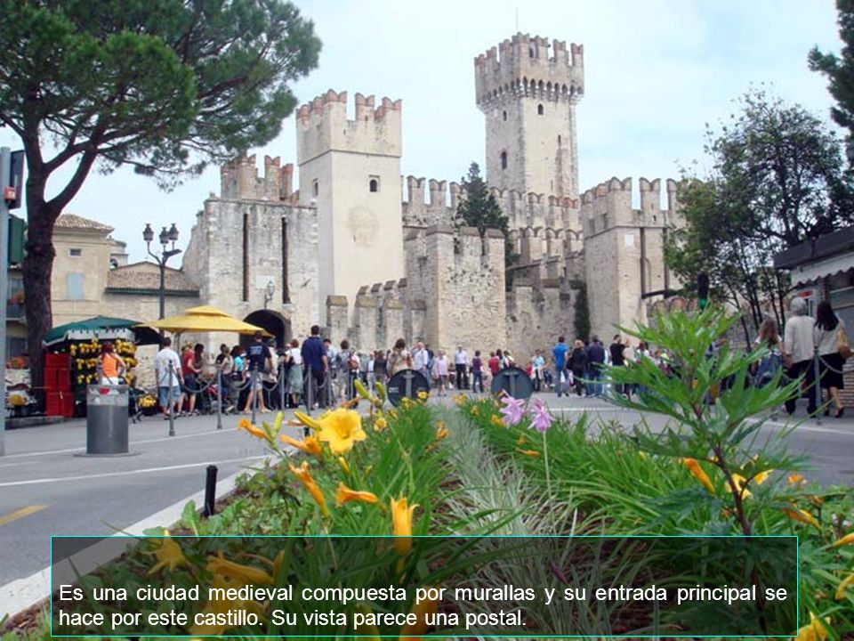 Es una ciudad medieval compuesta por murallas y su entrada principal se hace por este castillo.