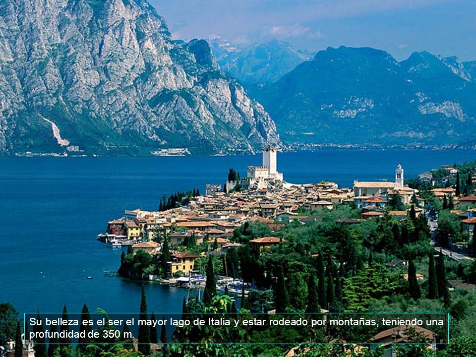 Su belleza es el ser el mayor lago de Italia y estar rodeado por montañas, teniendo una profundidad de 350 m.