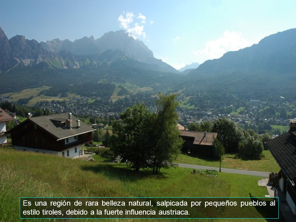 Es una región de rara belleza natural, salpicada por pequeños pueblos al estilo tiroles, debido a la fuerte influencia austriaca.