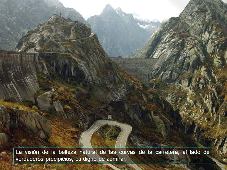 La visión de la belleza natural de las curvas de la carretera, al lado de verdaderos precipicios, es digno de admirar.
