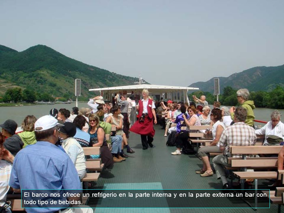 El barco nos ofrece un refrigerio en la parte interna y en la parte externa un bar con todo tipo de bebidas.