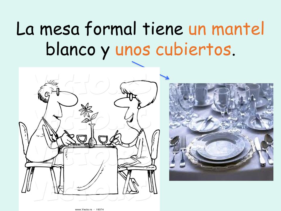 La mesa formal tiene un mantel blanco y unos cubiertos.