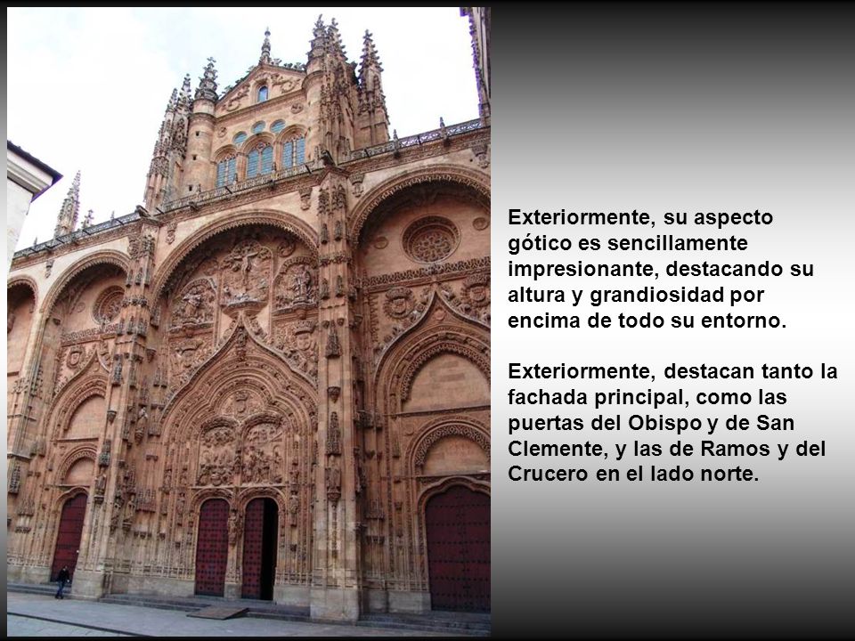Exteriormente, su aspecto gótico es sencillamente impresionante, destacando su altura y grandiosidad por encima de todo su entorno.