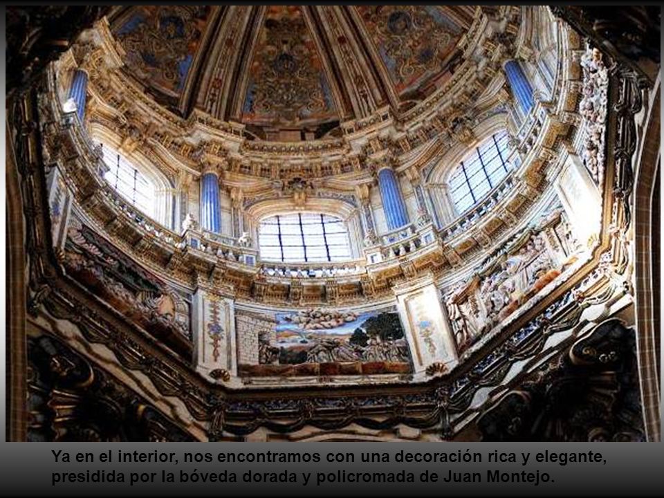 Ya en el interior, nos encontramos con una decoración rica y elegante, presidida por la bóveda dorada y policromada de Juan Montejo.