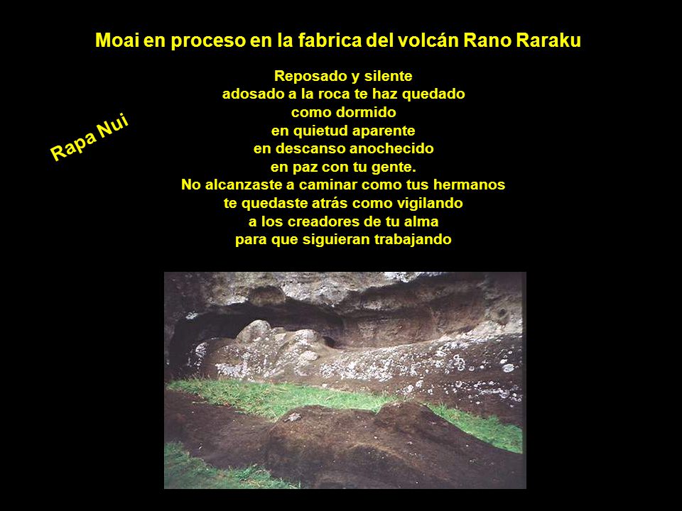 Moai en proceso en la fabrica del volcán Rano Raraku