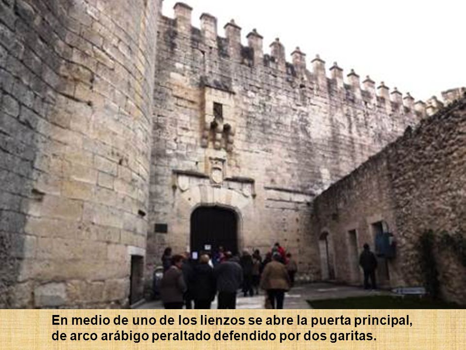 En medio de uno de los lienzos se abre la puerta principal, de arco arábigo peraltado defendido por dos garitas.