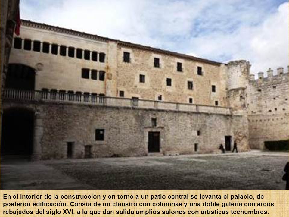 En el interior de la construcción y en torno a un patio central se levanta el palacio, de posterior edificación.