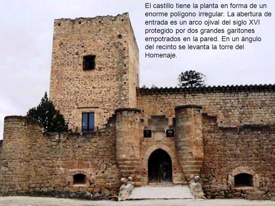 El castillo tiene la planta en forma de un enorme polígono irregular