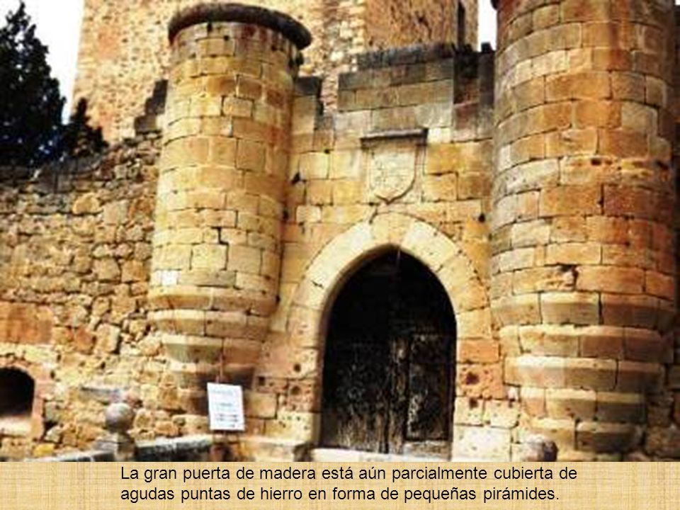 La gran puerta de madera está aún parcialmente cubierta de agudas puntas de hierro en forma de pequeñas pirámides.