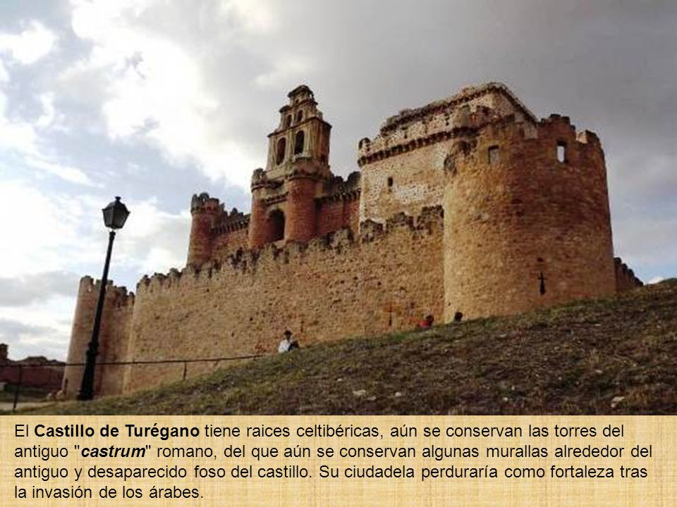 El Castillo de Turégano tiene raices celtibéricas, aún se conservan las torres del antiguo castrum romano, del que aún se conservan algunas murallas alrededor del antiguo y desaparecido foso del castillo.