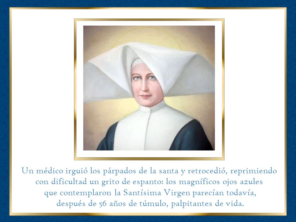 Un médico irguió los párpados de la santa y retrocedió, reprimiendo