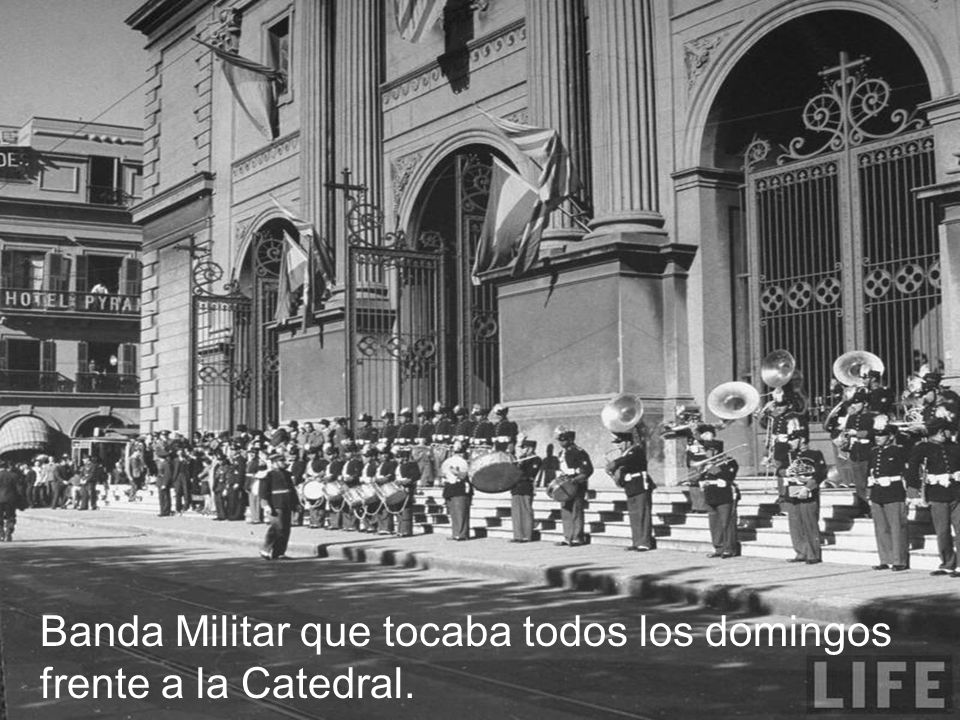 Banda Militar que tocaba todos los domingos frente a la Catedral.