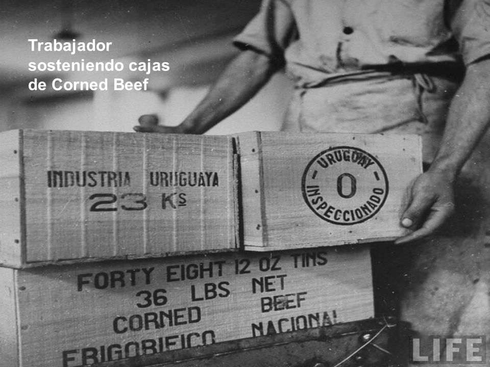 Trabajador sosteniendo cajas de Corned Beef