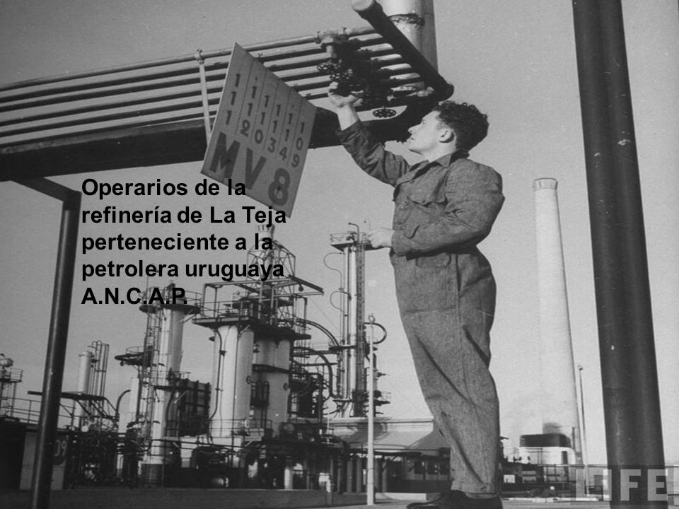 Operarios de la refinería de La Teja perteneciente a la petrolera uruguaya A.N.C.A.P.