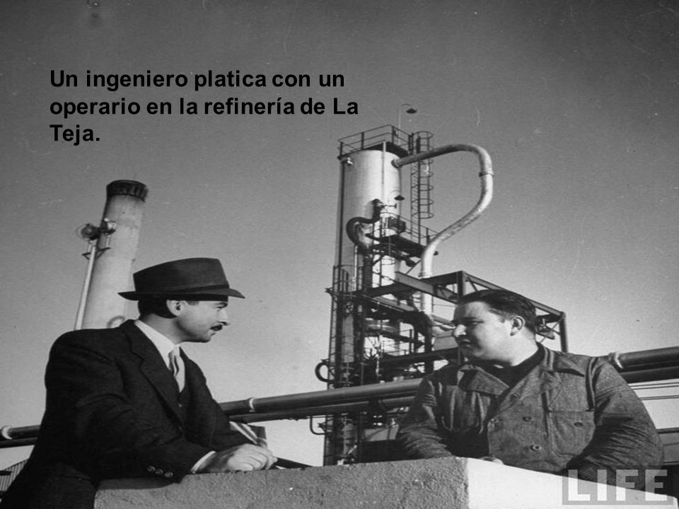 Un ingeniero platica con un operario en la refinería de La Teja.