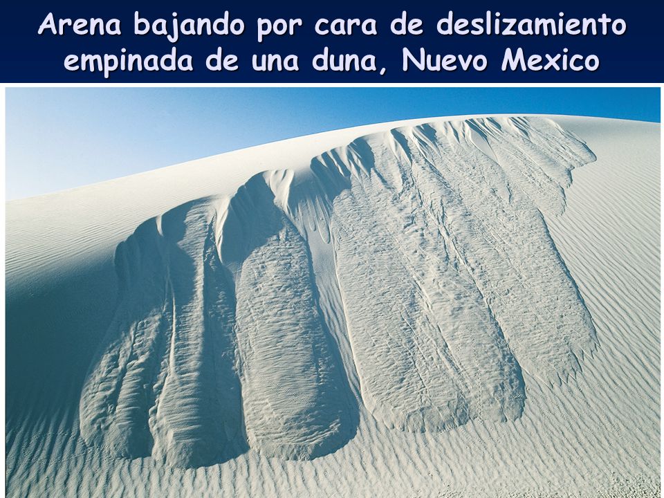 Arena bajando por cara de deslizamiento empinada de una duna, Nuevo Mexico