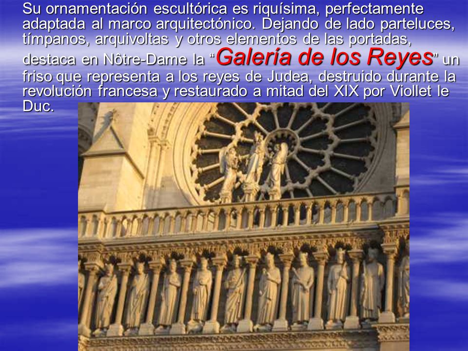 Su ornamentación escultórica es riquísima, perfectamente adaptada al marco arquitectónico.