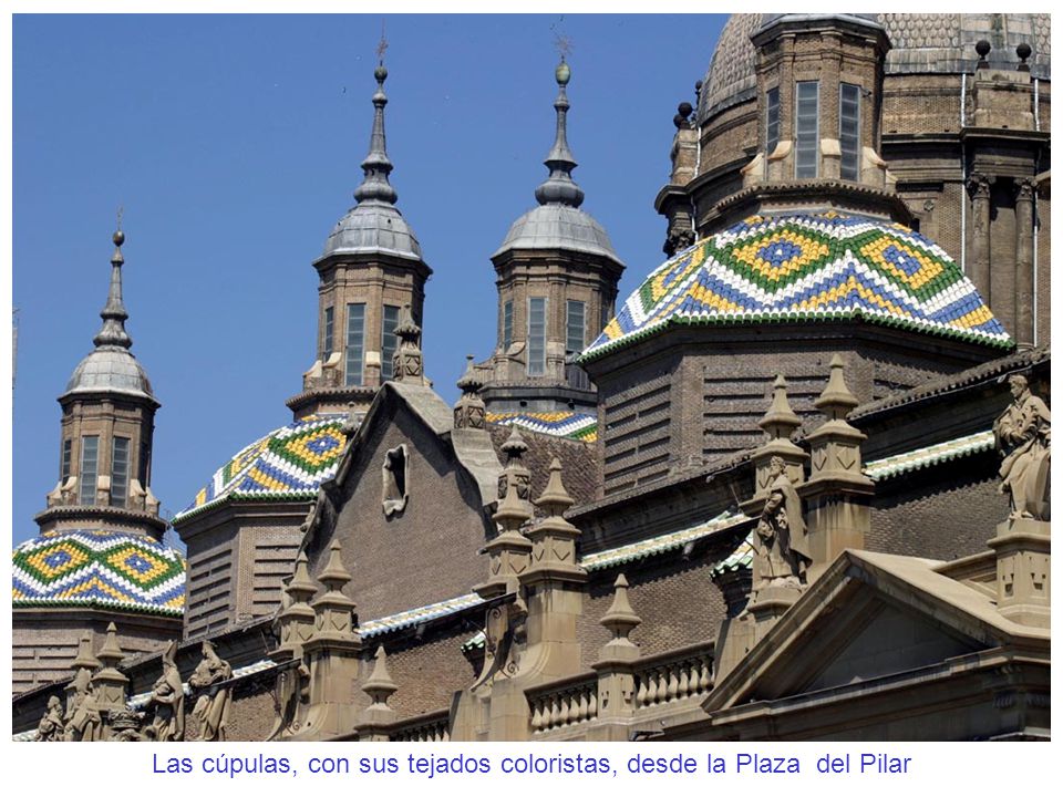 Las cúpulas, con sus tejados coloristas, desde la Plaza del Pilar