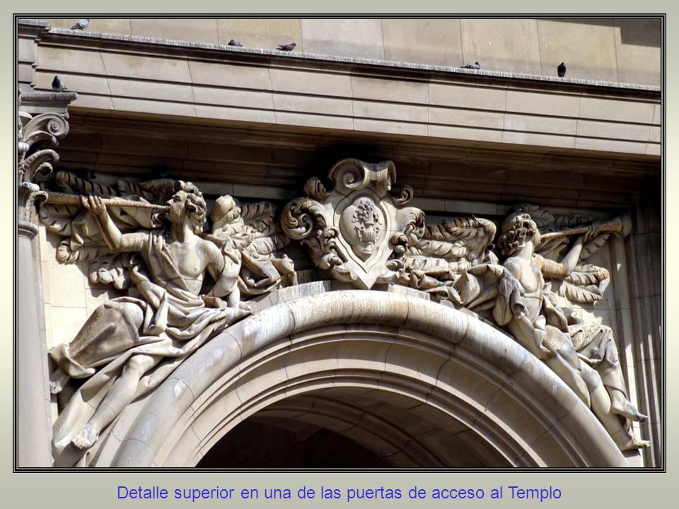 Detalle superior en una de las puertas de acceso al Templo