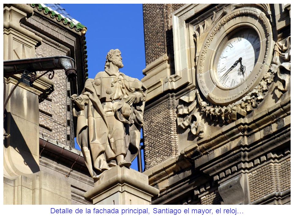 Detalle de la fachada principal, Santiago el mayor, el reloj…
