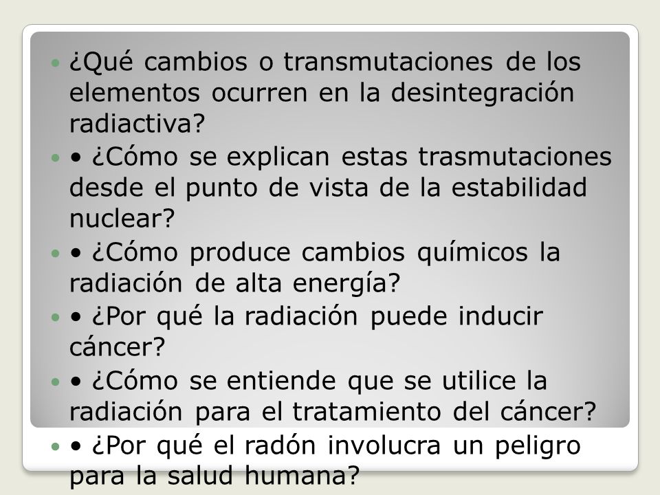 ¿Qué cambios o transmutaciones de los elementos ocurren en la desintegración radiactiva