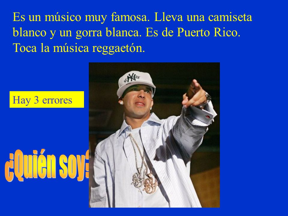 Es un músico muy famosa. Lleva una camiseta blanco y un gorra blanca
