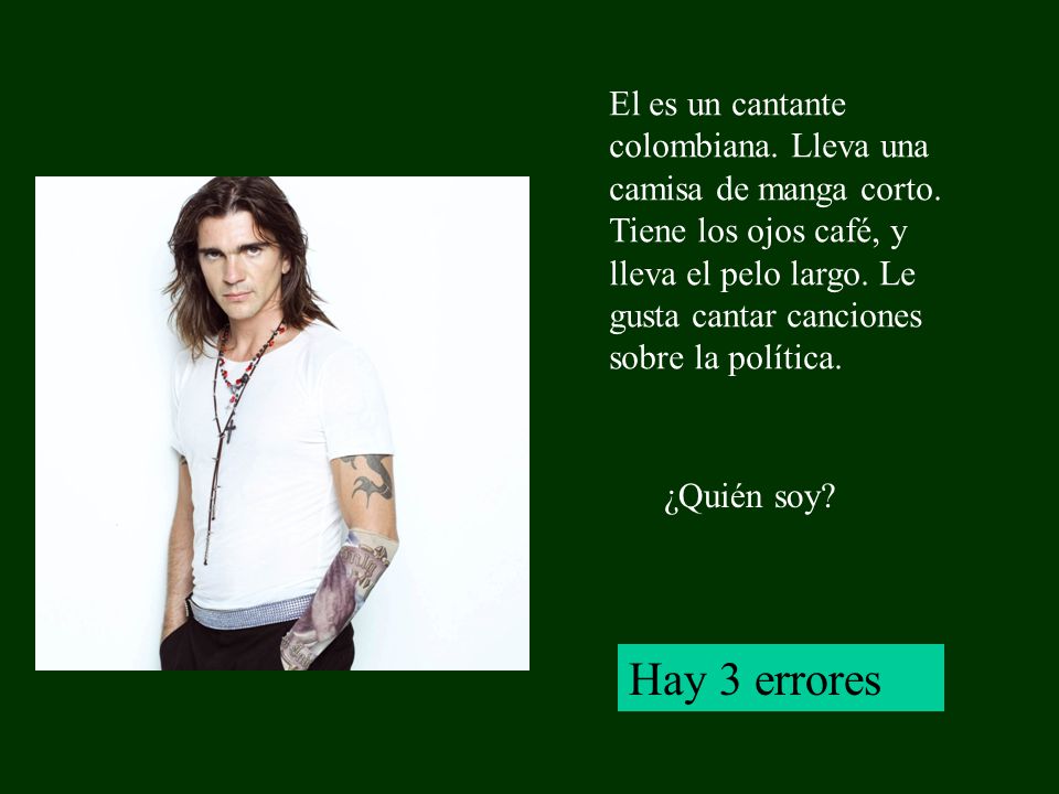 El es un cantante colombiana. Lleva una camisa de manga corto.