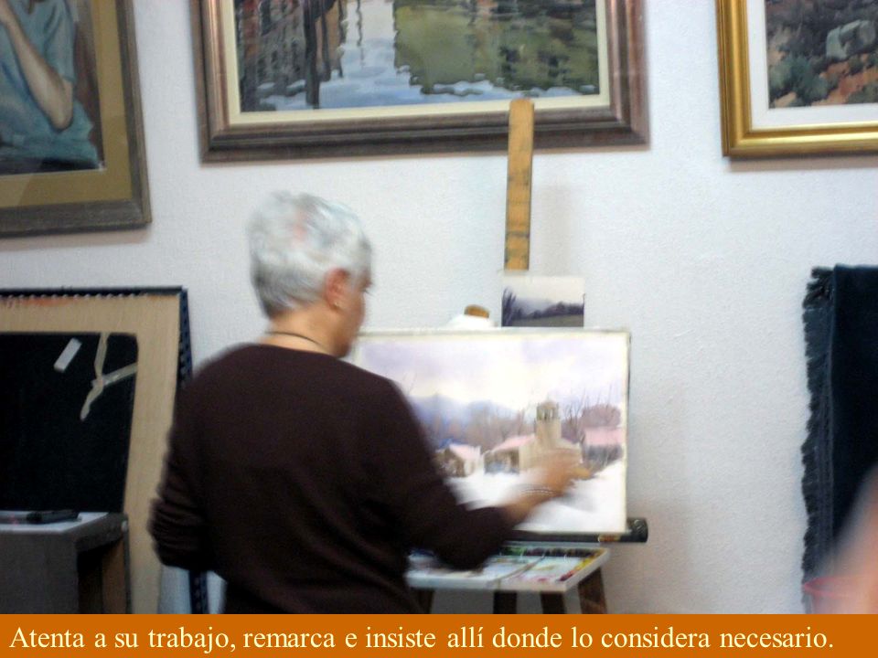 Atenta a su trabajo, remarca e insiste allí donde lo considera necesario.