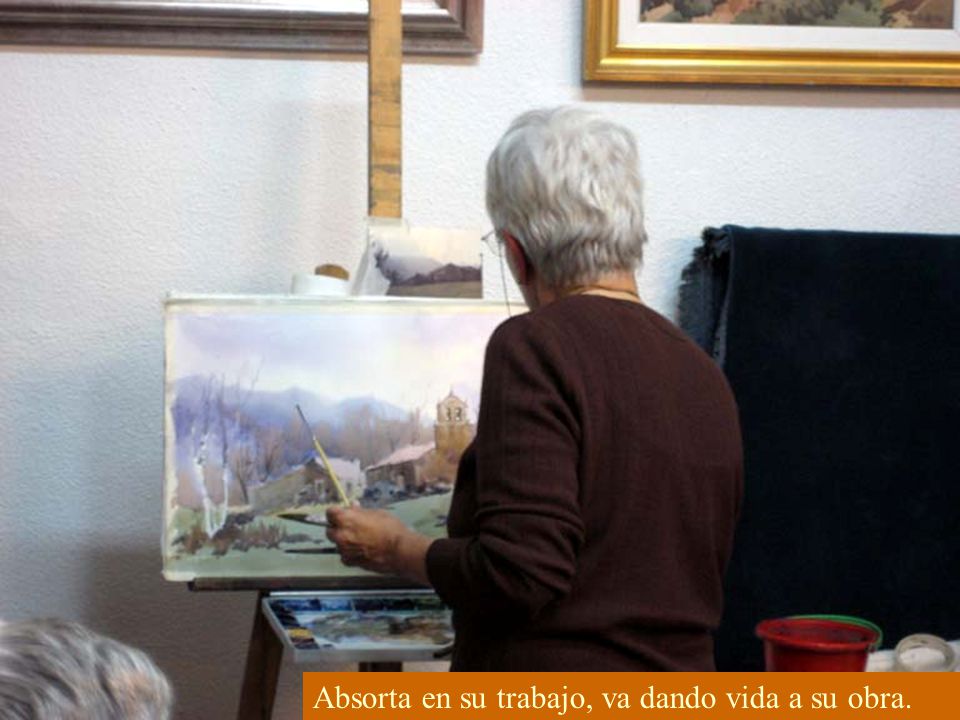 Absorta en su trabajo, va dando vida a su obra.
