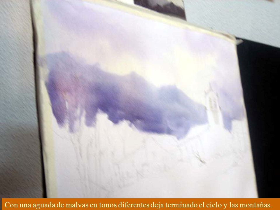 Con una aguada de malvas en tonos diferentes deja terminado el cielo y las montañas.