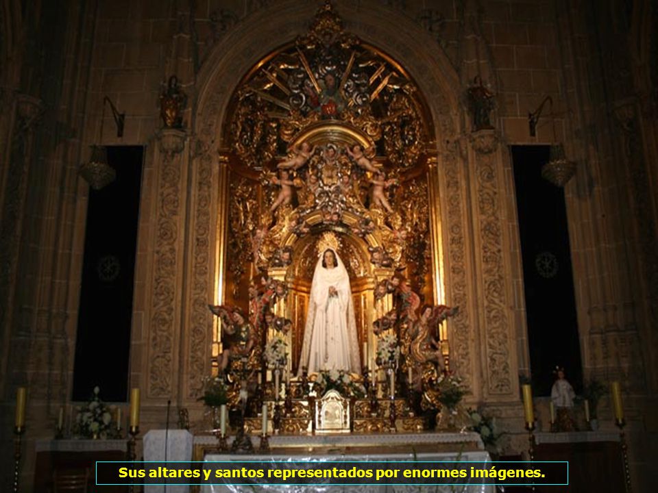 Sus altares y santos representados por enormes imágenes.
