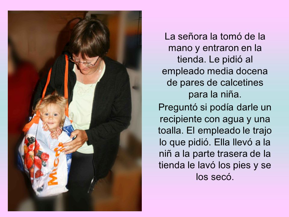 La señora la tomó de la mano y entraron en la tienda