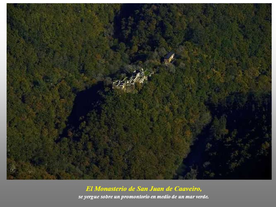 El Monasterio de San Juan de Caaveiro, se yergue sobre un promontorio en medio de un mar verde.