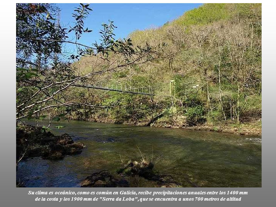 Su clima es oceánico, como es común en Galicia, recibe precipitaciones anuales entre los 1400 mm de la costa y los 1900 mm de Serra da Loba , que se encuentra a unos 700 metros de altitud