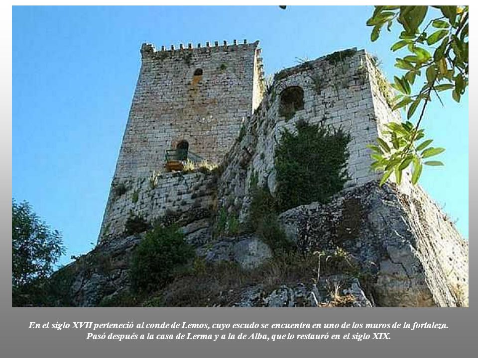 En el siglo XVII perteneció al conde de Lemos, cuyo escudo se encuentra en uno de los muros de la fortaleza.
