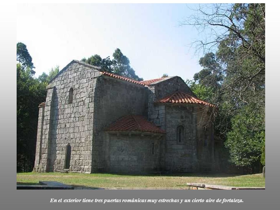 En el exterior tiene tres puertas románicas muy estrechas y un cierto aire de fortaleza.
