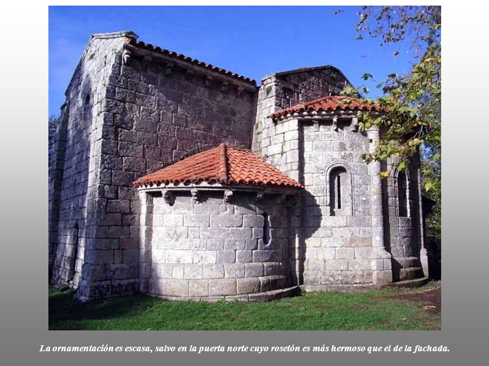 La ornamentación es escasa, salvo en la puerta norte cuyo rosetón es más hermoso que el de la fachada.