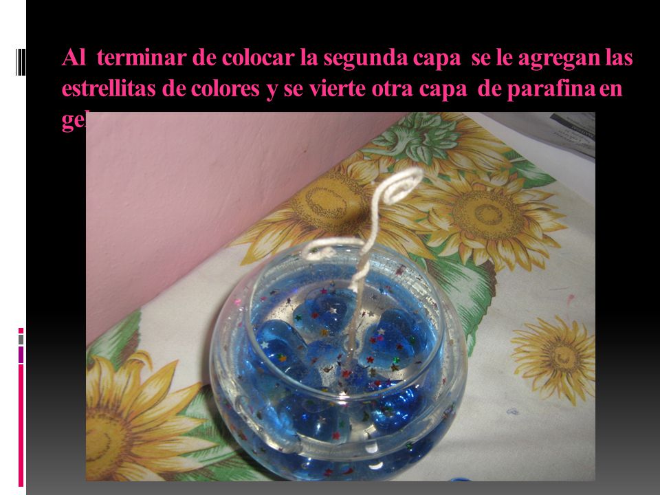 Al terminar de colocar la segunda capa se le agregan las estrellitas de colores y se vierte otra capa de parafina en gel.