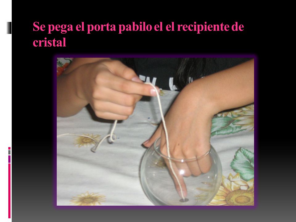 Se pega el porta pabilo el el recipiente de cristal