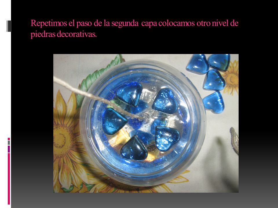 Repetimos el paso de la segunda capa colocamos otro nivel de piedras decorativas.