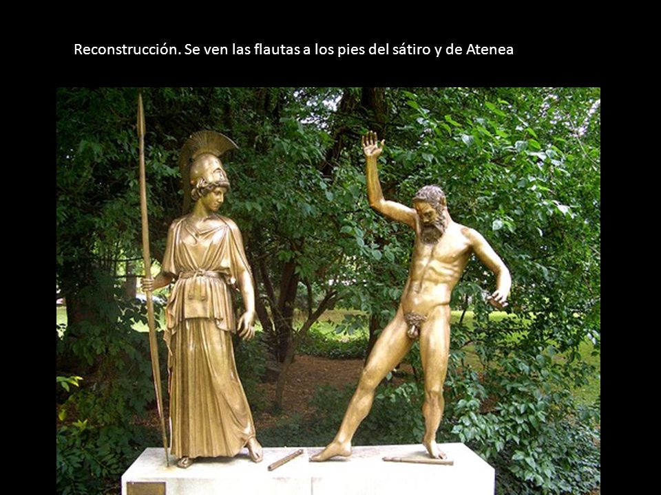 Reconstrucción. Se ven las flautas a los pies del sátiro y de Atenea