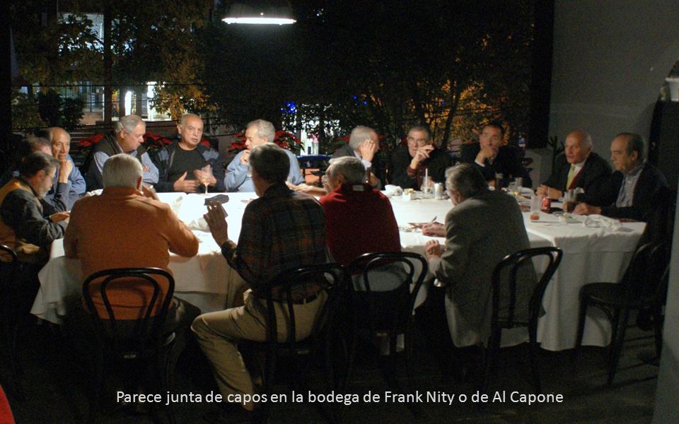 Parece junta de capos en la bodega de Frank Nity o de Al Capone