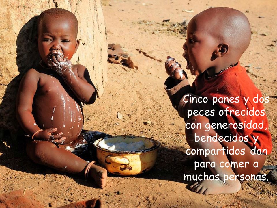 Cinco panes y dos peces ofrecidos con generosidad, bendecidos y compartidos dan para comer a muchas personas.