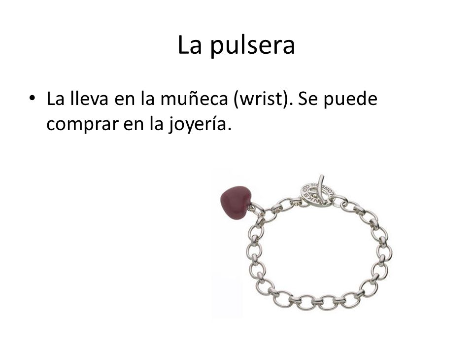 La pulsera La lleva en la muñeca (wrist). Se puede comprar en la joyería.