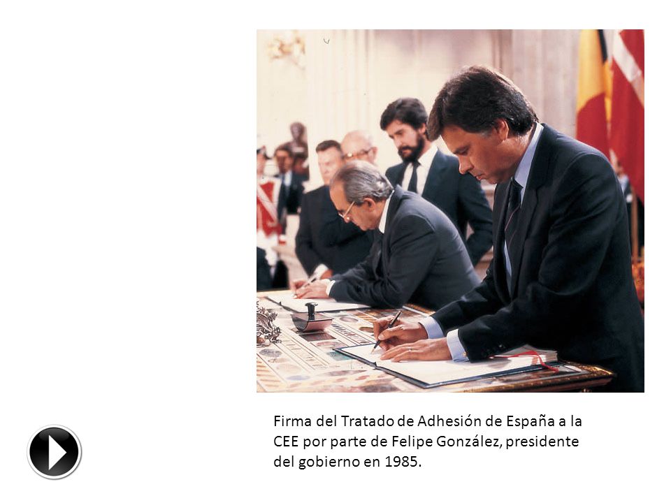 Firma del Tratado de Adhesión de España a la CEE por parte de Felipe González, presidente del gobierno en 1985.