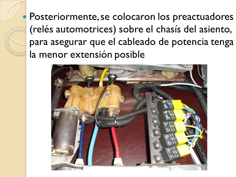 Posteriormente, se colocaron los preactuadores (relés automotrices) sobre el chasís del asiento, para asegurar que el cableado de potencia tenga la menor extensión posible