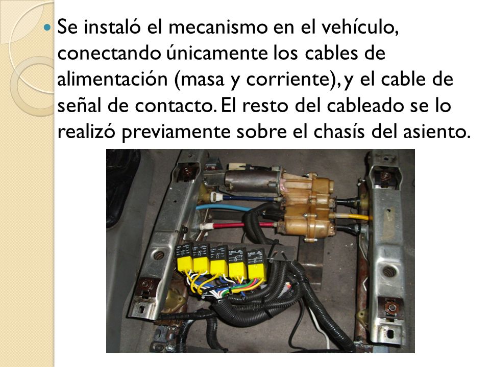 Se instaló el mecanismo en el vehículo, conectando únicamente los cables de alimentación (masa y corriente), y el cable de señal de contacto.